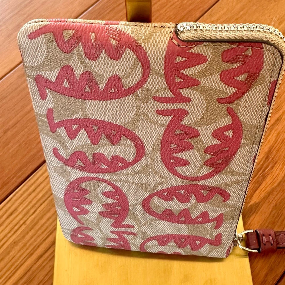 Coach Corner Zip Wristlet in Signature Canvas with Rexy by Guang Yu. NWT - Picture 8 of 14